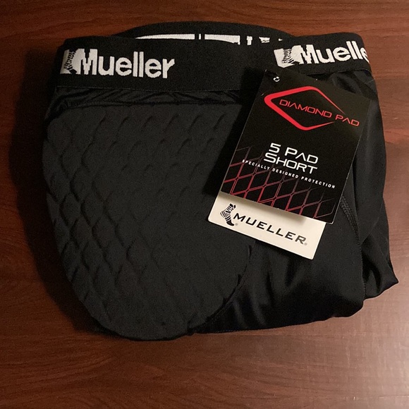 Mueller 5 Pad Compression Short Youth 18"-22" - Picture 3 of 3